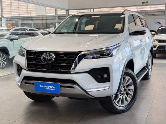 TOYOTA HILUX SW4 2.8 D-4D TURBO DIESEL SRX 7L 4X4 AUTOMÁTICO TOYOTA HILUX SW4 2.8 D-4D TURBO DIESEL SRX 7L 4X4 AUTOMÁTICO